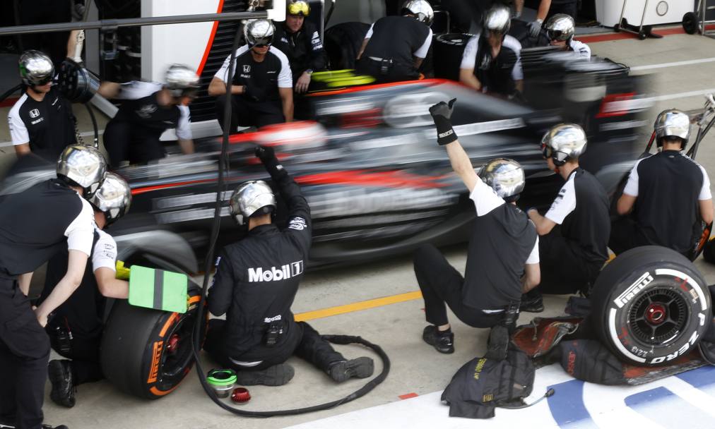 McLaren, giornataccia: fuori Alonso e Button in Q1. Reuters
